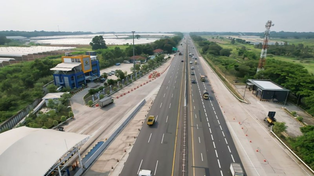 Suasana arus lalu lintas di Jalan Tol Jakarta - Cikampek. ANTARA/HO - Jasa Marga