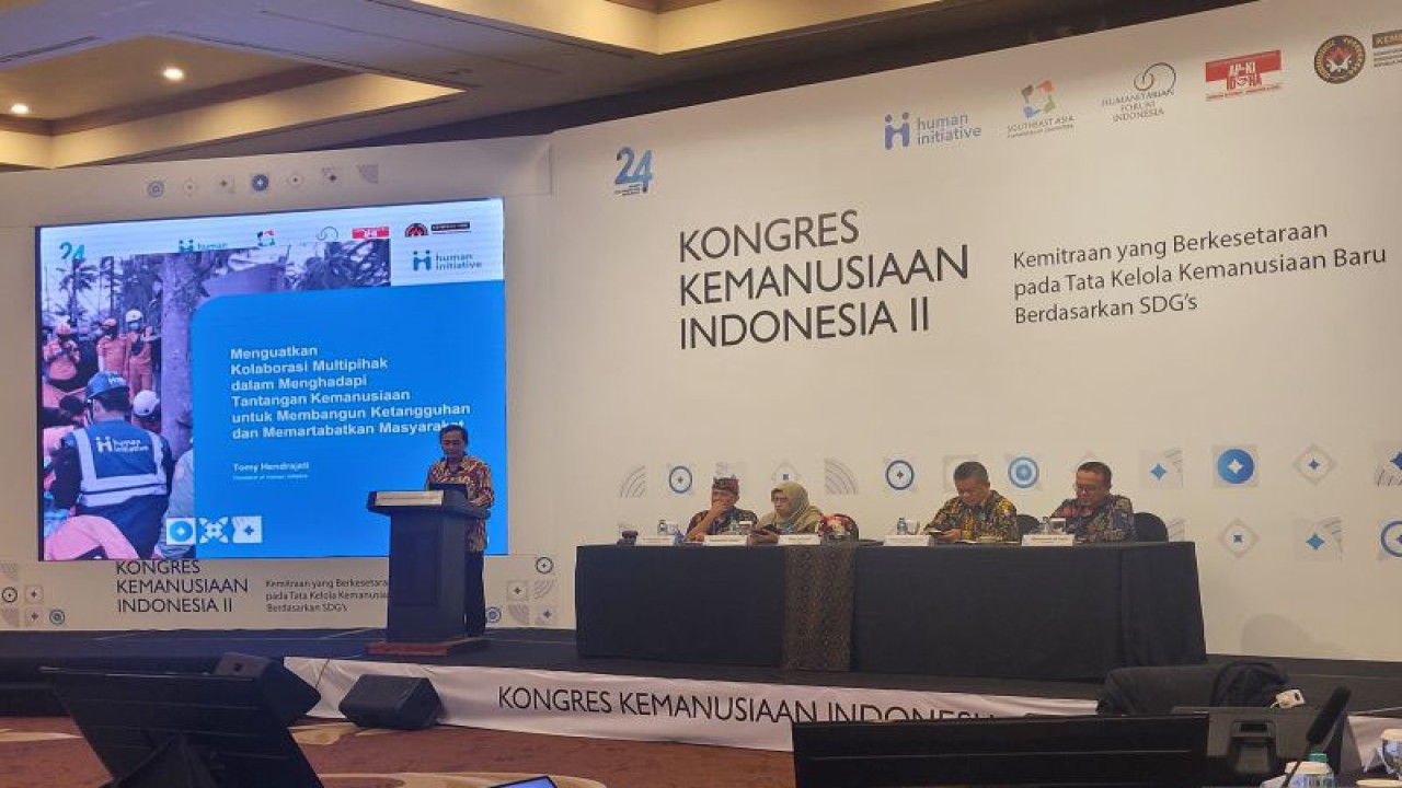 Presiden Human Initiative Tomy Hendrajati (kiri) berbicara dalam Kongres Kemanusiaan Indonesia II di Jakarta, Kamis (14/12/2023). (ANTARA/Sean Muhamad)