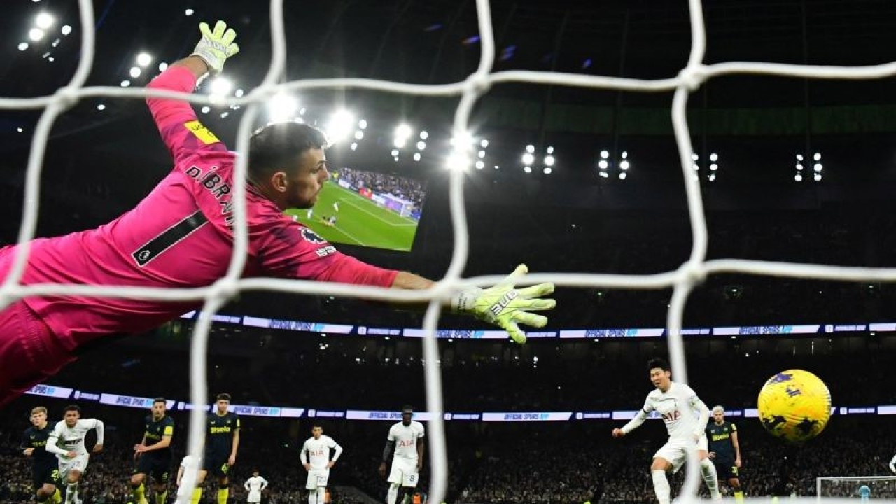 Penyerang Tottenham Hotspur Son Heung-min mencetak gol keempat mereka dari eksekusi penalti pada pertandingan Liga Iggris melawan Newcastle United yang dimainkan di Stadion Tottenham Hotspur, London, Minggu (10/12/2023). (ANTARA/REUTERS/DYLAN MARTINEZ)