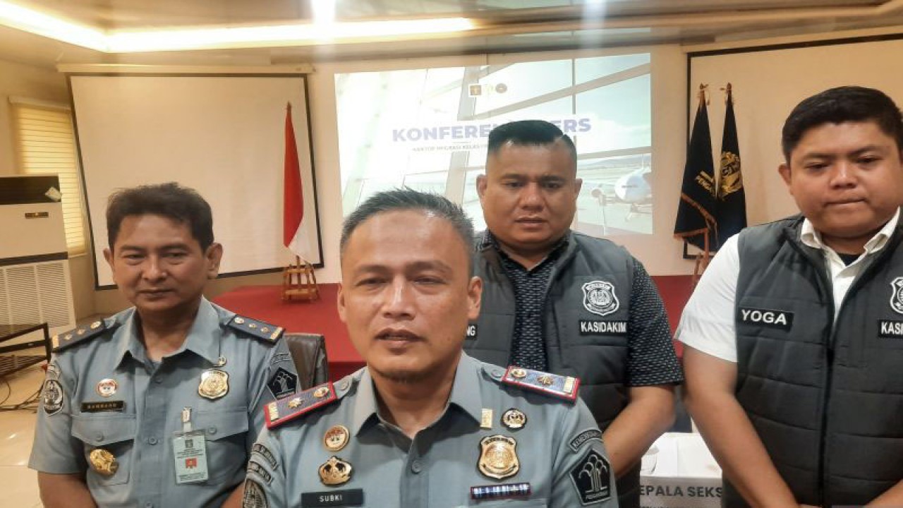 Kepala Kantor Imigrasi Kelas I Khusus TPI Soeakrno-Hatta Subki Miuldi (Azmi Samsul Maarif)