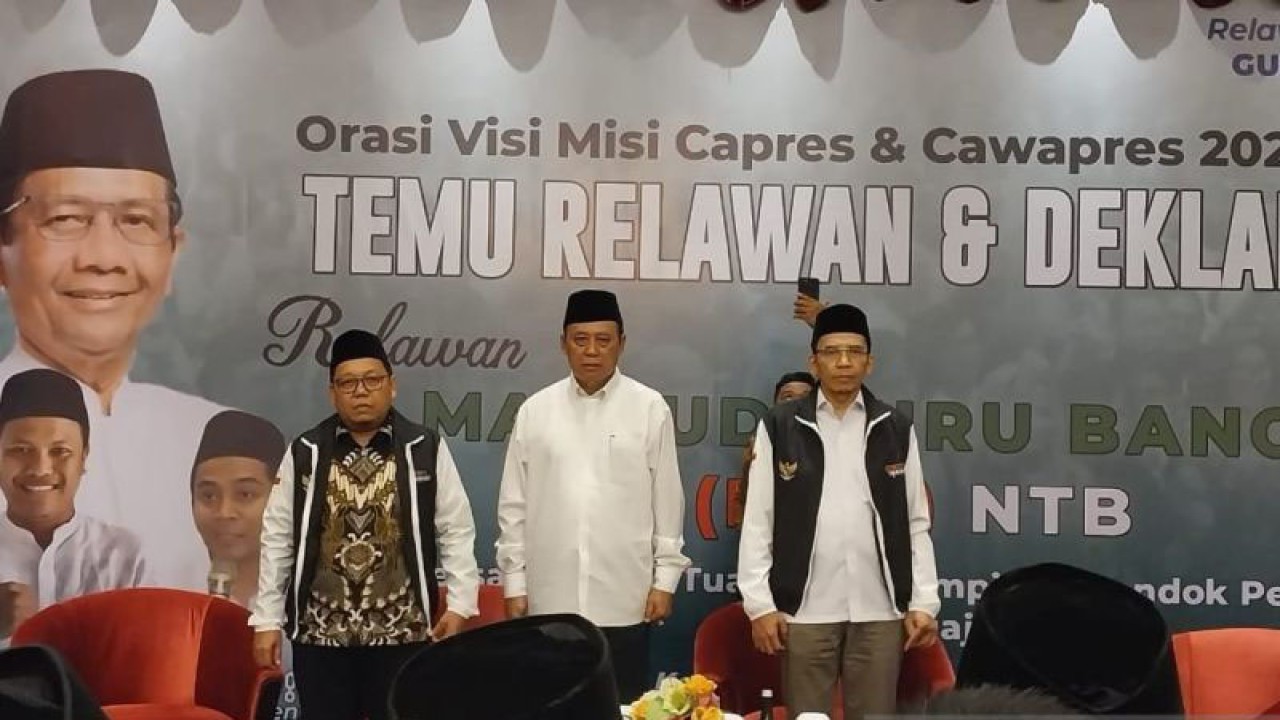 Wakil Koordinator TPN Ganjar - Mahfud Tuan Guru Bajang (TGB) Muhammad Zainul Majdi (kanan) didampingi Ketua Dewan Pembina Relawan Mahfud Guru Bangsa (MGB), Prof Asad Said Ali (tengah) dan TPN Imam Marsudi (kiri) mewakili Cawapres Mahfud MD yang tidak bisa hadir di acara relawan dan deklarasi dukungan MGB di Kota Mataram, Nusa Tenggara Barat (NTB), Senin (25/12/2023). ANTARA/Nur Imansyah.