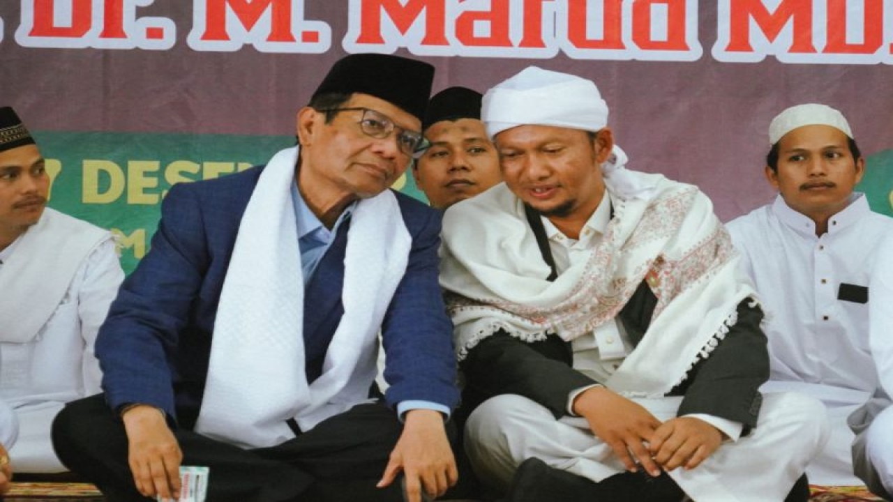 Cawapres nomor urut 3 Mahfud Md (kiri) saat menghadiri acara Halaqoh Kebangsaan dan Pelantikan Majelis Dzikir Al Wasilah di Kota Padang, Minggu (17/12/2023). (ANTARA/HO-Tim Media Mahfud Md)