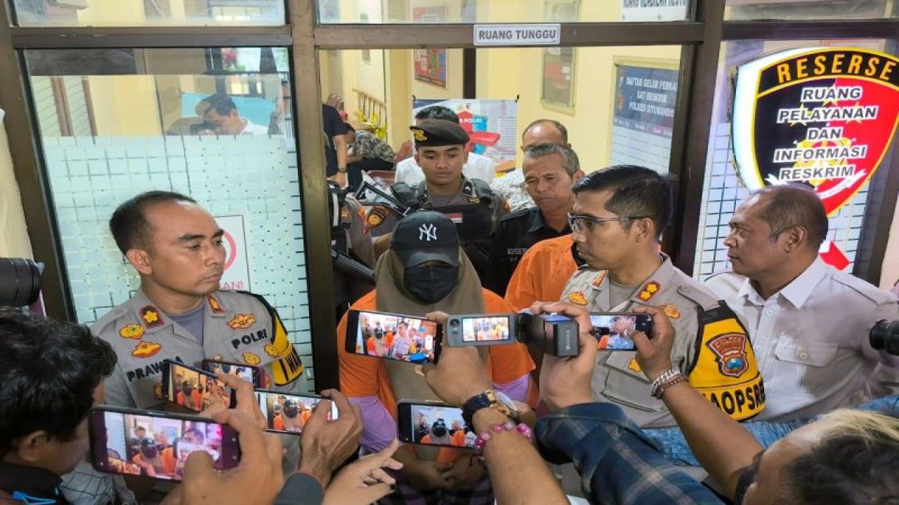 Kapolres Situbondo AKBP Dwi Sumrahadi Rakhmanto saat konferensi pers pengungkapan dugaan kasus tindak pidanan perdagangan orang atau TPPO. ANTARA/HO-Humas Polres Situbondo