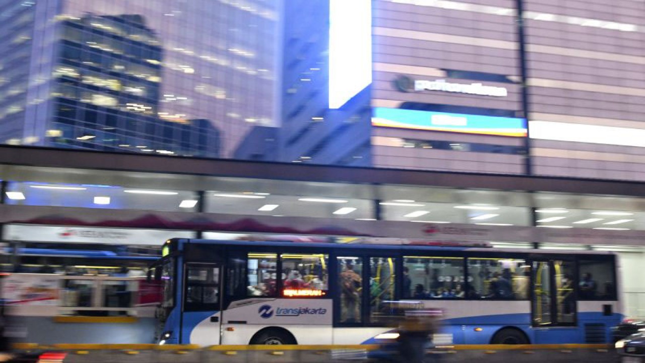 Bus TransJakarta melintas di Halte Karet di Jalan Sudirman, Jakarta, Senin (4/9/2023). ANTARA FOTO/M Risyal Hidayat/Spt.