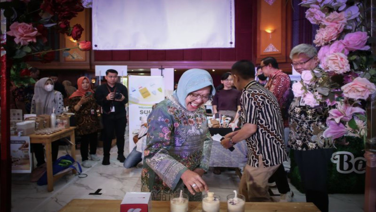 Menteri Sosial Tri Rismaharini meninjau stan UMKM saat melakukan graduasi keluarga penerima manfaat (KPM) di Jakarta, Sabtu (9/12/2023). (ANTARA/Rivan Awal Lingga)