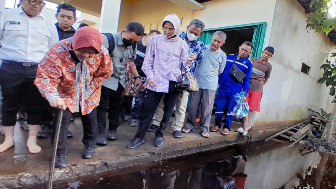 Menteri Sosial Tri Rismaharini meninjau dampak banjir di Desa Teluk Kapuas, Kabupaten Kubu Raya, Provinsi Kalimantan Barat, Rabu (13/12/2023). (ANTARA/Lintang Budiyanti Prameswari)