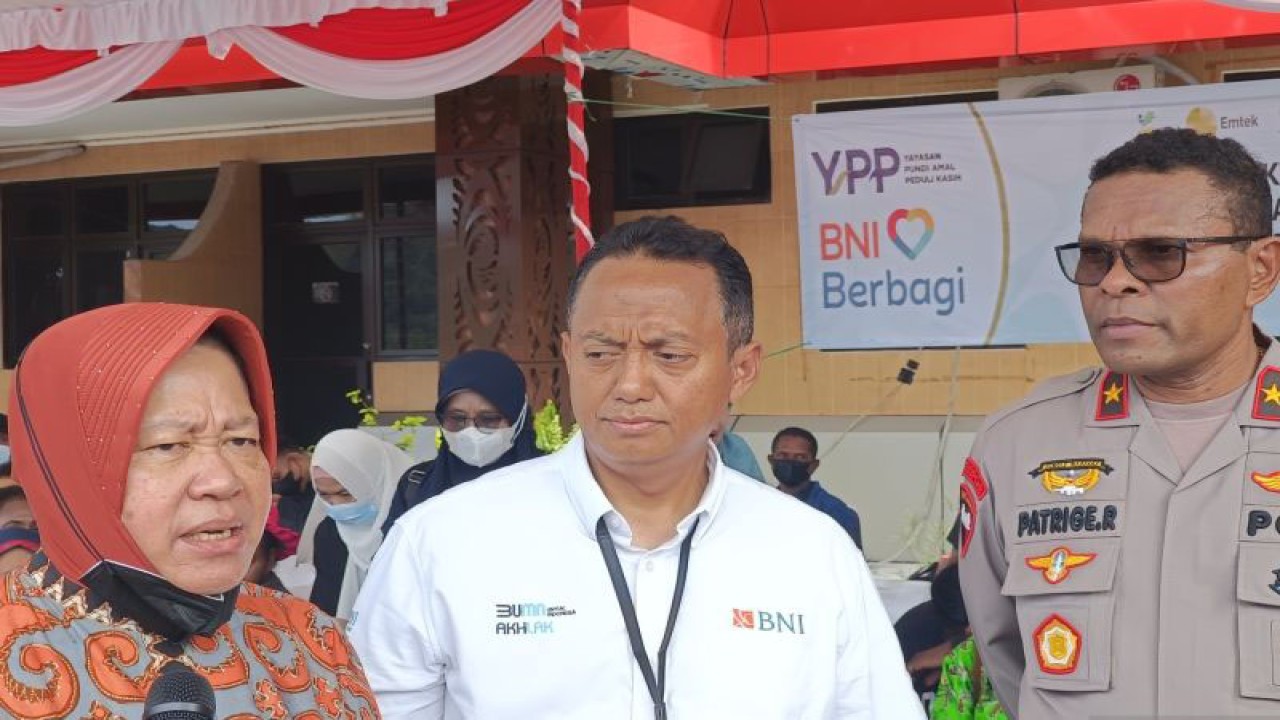 Menteri Sosial Tri Rismaharini (kiri) saat memberikan keterangan setalah meninjau pelaksanaan operasi katarak di RS Bhayangkara Jayapura, Kamis (14/12) (ANTARA/Ardiles Leloltery)