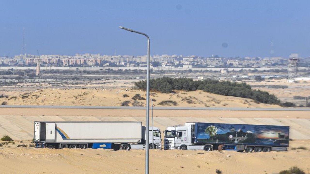 Arsip foto - Sejumlah truk antre untuk mengangkut barang bantuan kemanusiaan yang akan diberikan untuk warga Palestina di kawasan Mesir, Senin (6/11/2023). ANTARA FOTO/Muhammad Adimaja/aww (ANTARA FOTO/MUHAMMAD ADIMAJA)