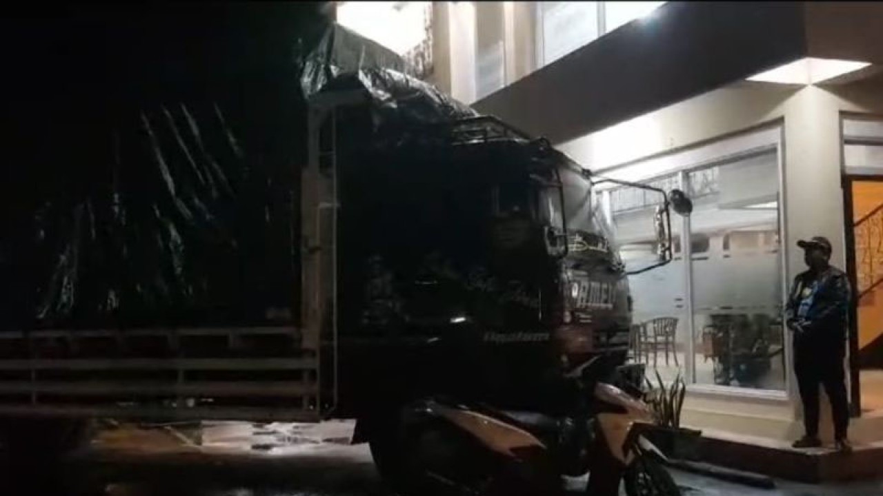 Satu buah truk yang membawa rokok yang diduga ilegal diamankan. ANTARA/HO-Rudi.