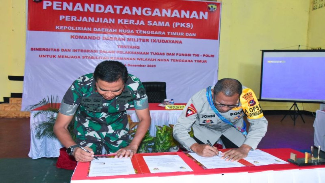 Pangdam IX/Udayana Mayjen TNI Harfendi (kiri) dan Kapolda NTT Irjen Pol. Johni Asadoma (kanan) saat menandatangani PKS di Labuan Bajo, Manggarai Barat, Senin (4/12/2023). ANTARA/HO-Penrem 161/WS