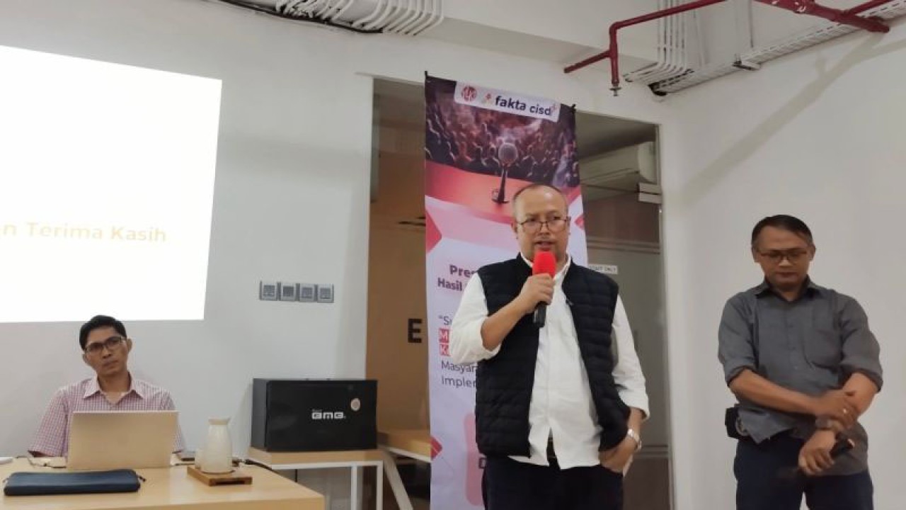 Ketua Yayasan Lembaga Konsumen Indonesia (YLKI) Tulus Abadi (tengah) memberikan keterangan saat konferensi pers Hasil Survei Nasional YLKI di Jakarta, Senin (11/12/2023). ANTARA/Bayu Pratama S.