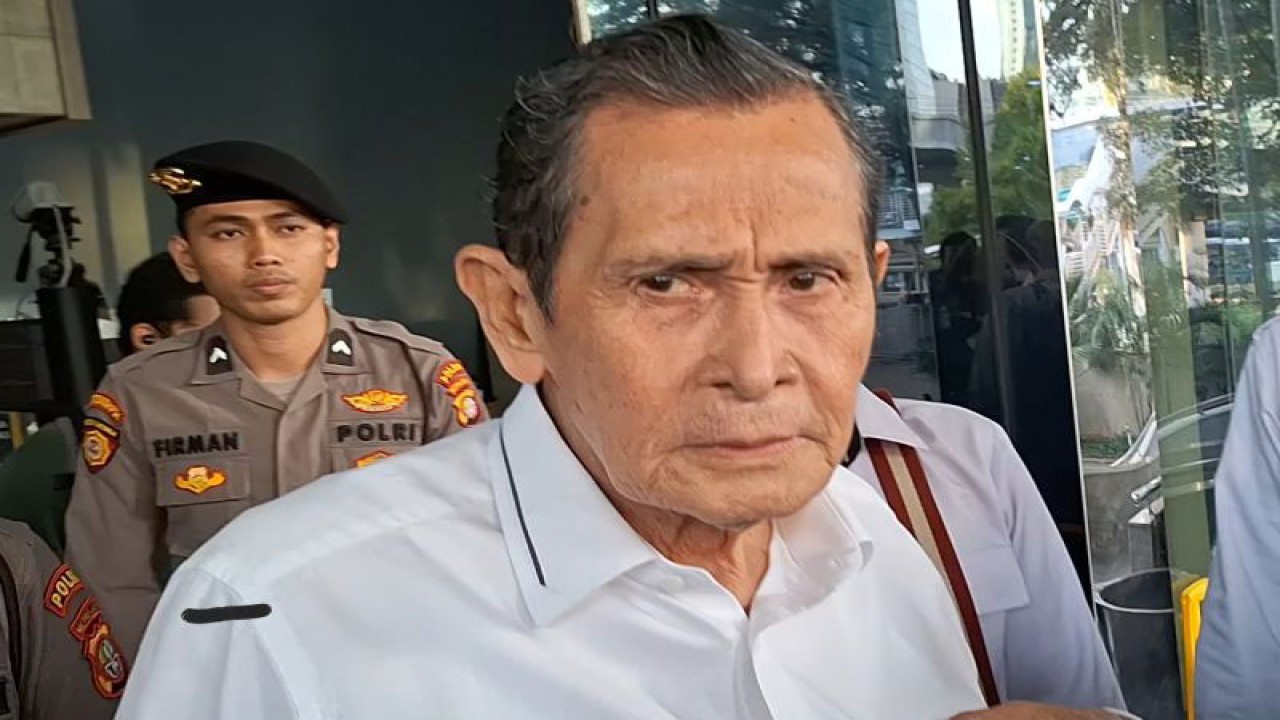 Ketua Dewan Pengawas KPK Tumpak Hatorangan Panggabean berikan keterangan kepada wartawan usai memimpin sidang kode etik Ketua KPK nonaktif Firli Bahuri di Gedung Pusat Pendidikan Antikorupsi KPK, Jakarta Selatan, Rabu (20/12/2023). ANTARA/Fianda Sjofjan Rassat