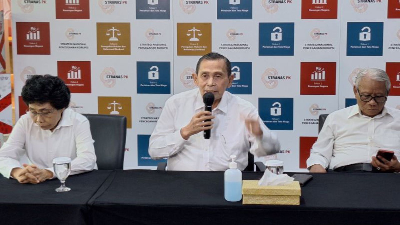 Ketua Dewan Pengawas KPK Tumpak Hatorangan Panggabean (tengah) berikan keterangan kepada wartawan usai memimpin sidang putusan kode etik Ketua KPK nonaktif Firli Bahuri di Gedung Pusat Pendidikan Antikorupsi KPK, Jakarta Selatan, Rabu (27/12/2023). ANTARA/Fianda Sjofjan Rassat/