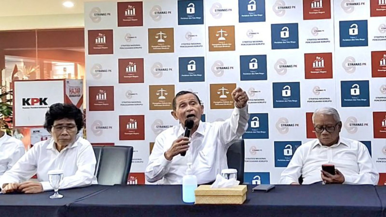 Ketua Dewan Pengawas KPK Tumpak Hatorangan Panggabean (tengah) berikan keterangan kepada wartawan usai memimpin sidang putusan kode etik Ketua KPK nonaktif Firli Bahuri di Gedung Pusat Pendidikan Antikorupsi KPK, Jakarta Selatan, Rabu (27/12/2023). ANTARA/Fianda Sjofjan Rassat