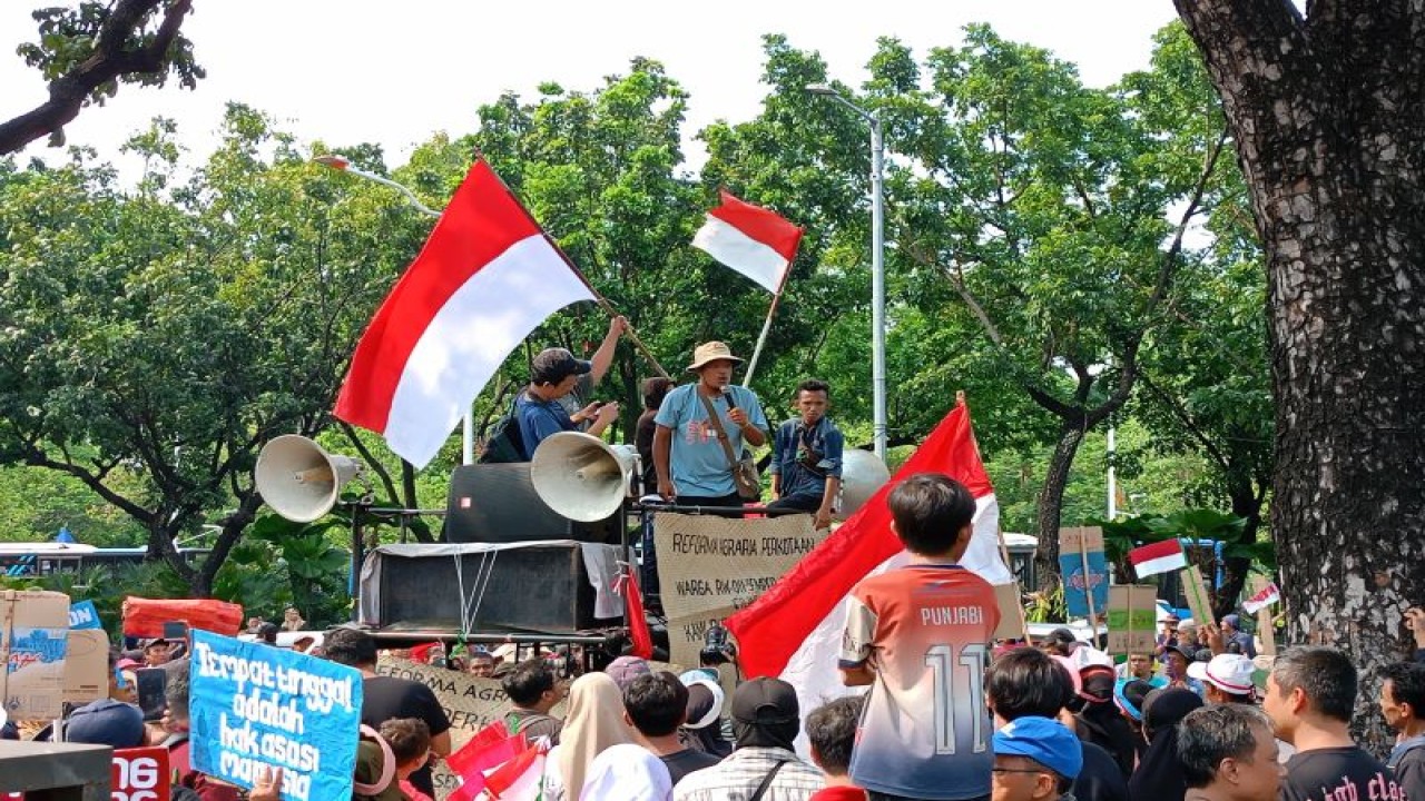 Aksi unjuk rasa menuntut hak atas tempat tinggal layak di depan Gedung Balai Kota DKI, Jakarta Pusat, Senin (11/12/2023). ANTARA/Siti Nurhaliza