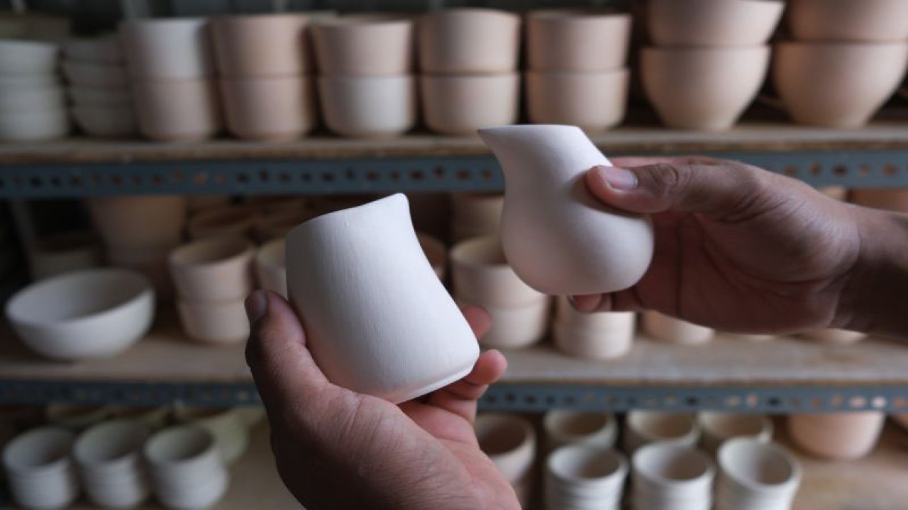 Perajin menunjukkan gelas berbahan keramik yang baru dibuat di lingkungan Pekilen, Desa Selanbawak Marga, Tabanan, Bali, Senin (4/12/2023). ANTARA FOTO/Nyoman Hendra Wibowo/nym.