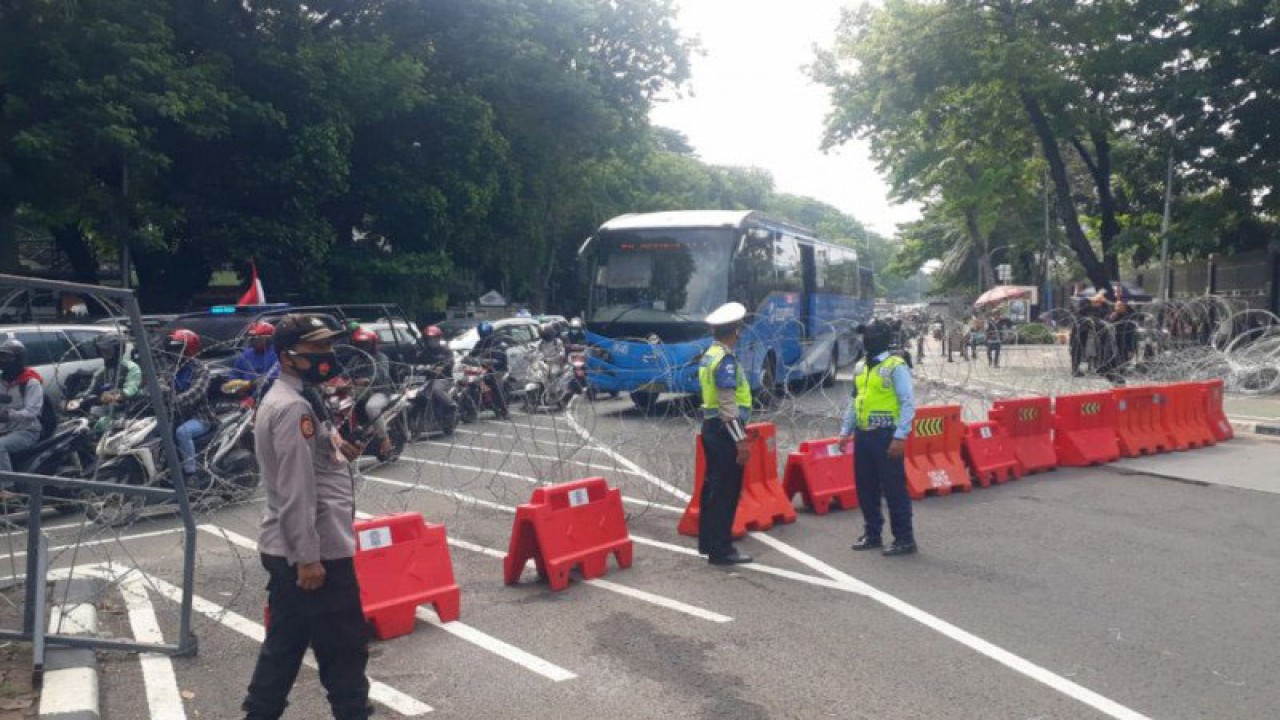 ARSIP FOTO - Penutupan jalan di kawan Ir.H. Juanda antisipasi aksi penolakan UU Cipta Kerja di sekitar Patung Kuda Arjuna Wiwaha, Rabu (28/10/2020). (ANTARA/HO/Humas TransJakarta)