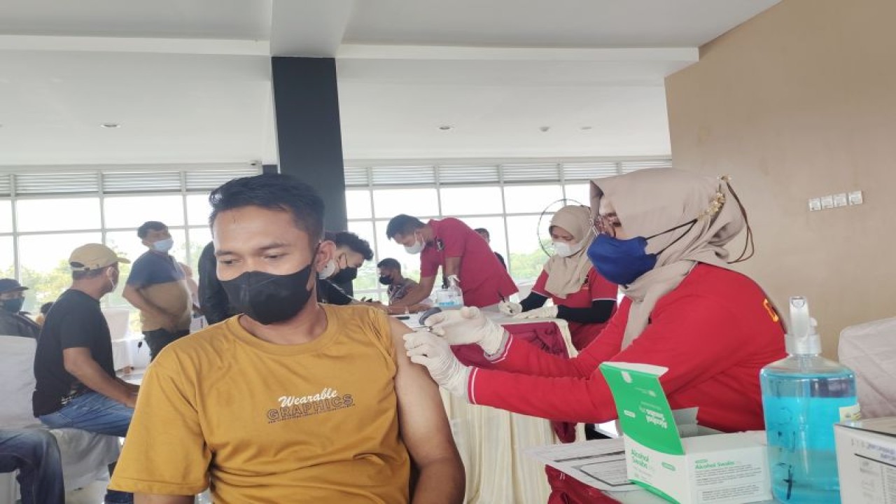 Arsip Foto - Petugas memberikan suntikan vaksin COVID-19 kepada warga. (ANTARA/Ruth Intan Sozometa Kanafi)
