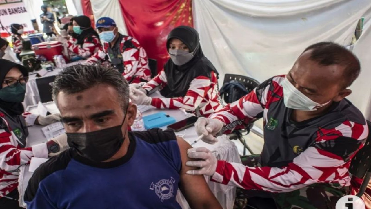 Arsip foto - Petugas kesehatan menyuntikkan vaksin COVID-19 kepada warga di kawasan Kelurahan Tanah Sereal, Tambora, Jakarta, Sabtu (25/9/2021). Vaksinasi COVID-19 di kawasan permukiman padat penduduk itu menyasar 1.000 warga. ANTARA FOTO/Aprillio Akbar/aww