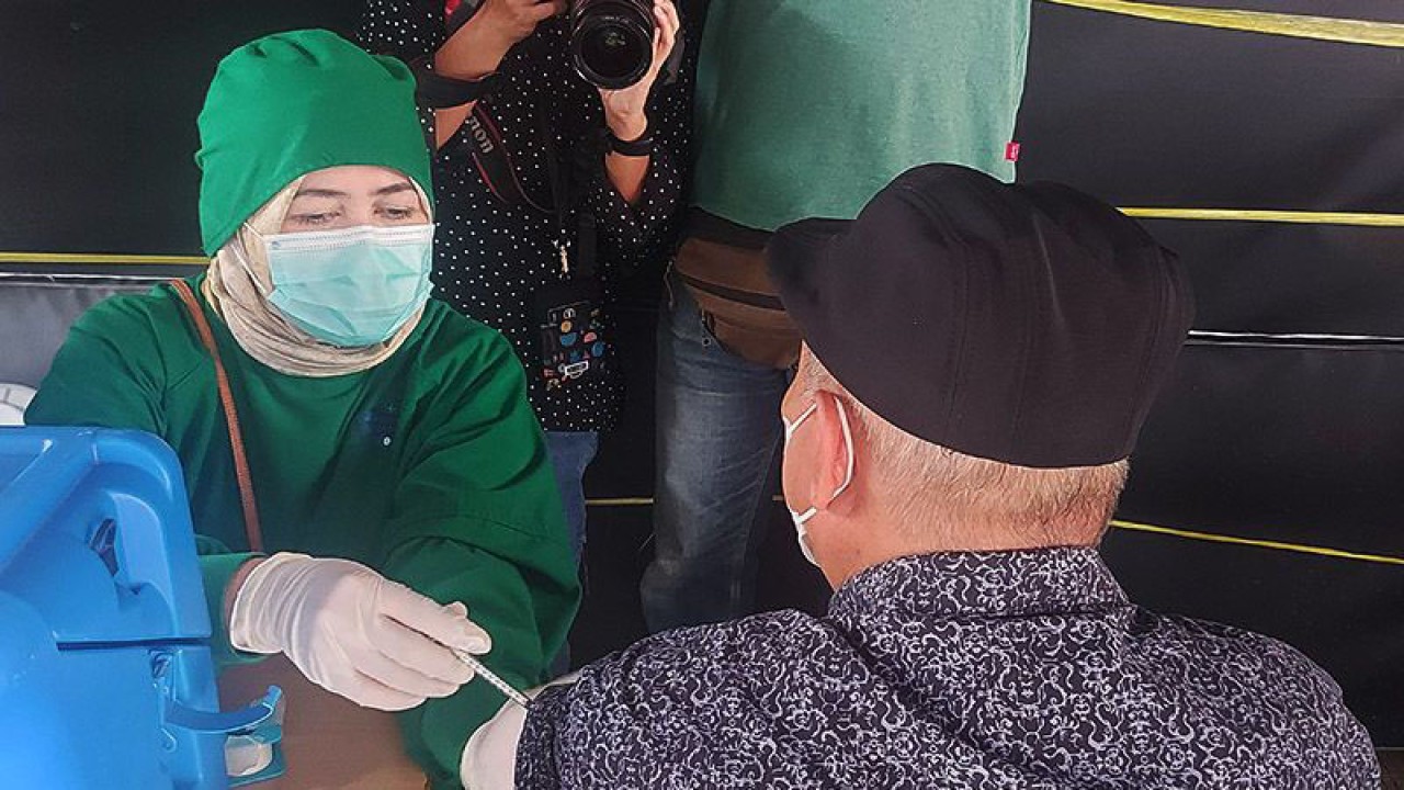 Arsip Foto - Warga mendapat sunyikan vaksin COVID-19 dosis ketiga (booster) di Puskesmas Kecamatan Kramat Jati, Jakarta Timur, Rabu (12/1/2022). ANTARA/Yogi Rachman/am.