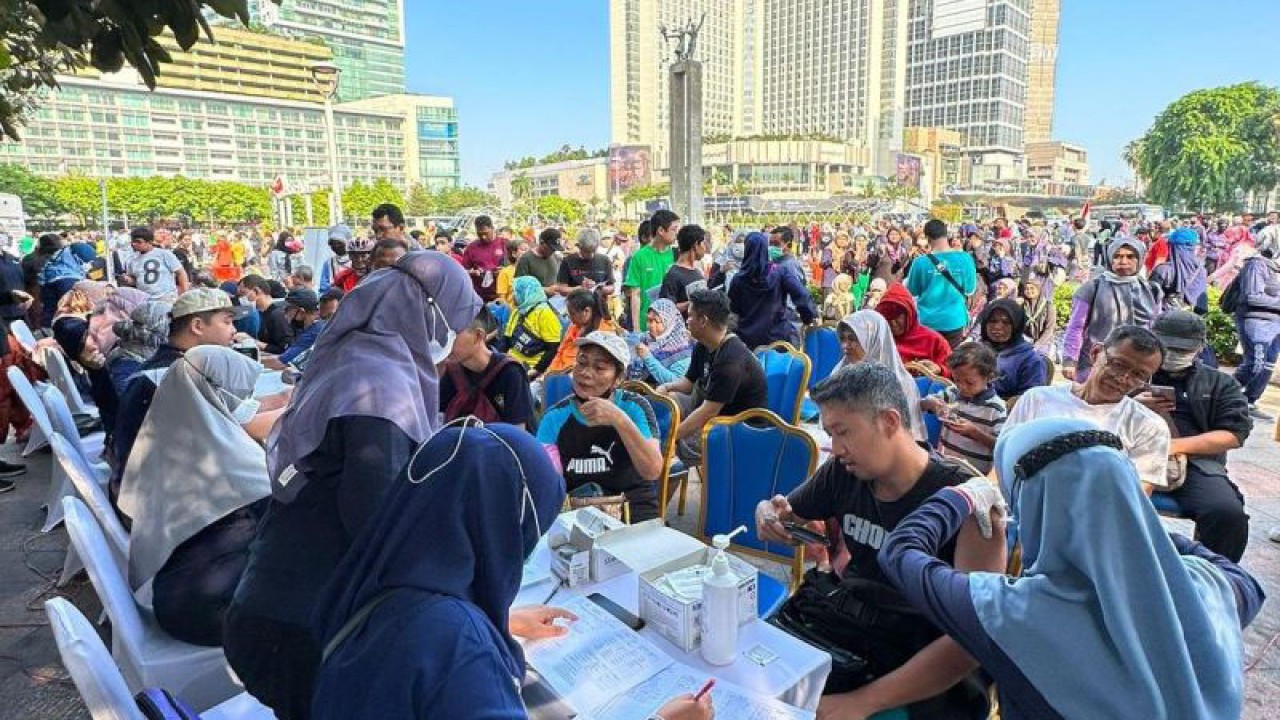 Puluhan warga tengah mengikuti vaksinasi COVID-19 yang digelar pada kegiatan Car Free Day (CFD) Bundaran HI, Jakarta, Minggu (17/12/2023). ANTARA/HO-Dinkes DKI Jakarta
