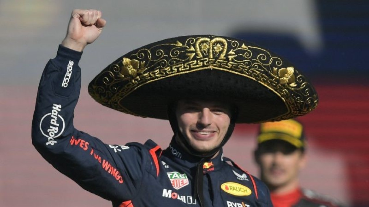 Max Verstappen merayakan kemenangan di podium Grand Prix Formula 1 Meksiko di arena pacuan kuda Hermanos Rodriguez, Mexico City pada 29 Oktober 2023. ANTARA/AFP/CLAUDIO CRUZ
