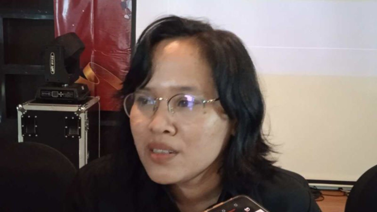 Divisi Sosialisasi, Pendidikan Pemilih, Partisipasi Masyarakat dan SDM KPU Kota Magelang Vica Fitri Utami menyampaikan keinginan masyarakat Kota Magelang untuk mendaftar menjadi KPPS Pemilu 2024 masih rendah. ANTARA/Heru Suyitno.
