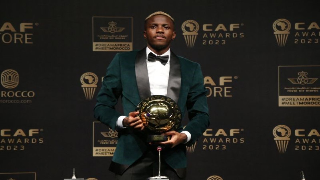 Victor Osimhen asal Nigeria menerima gelar Pemain Terbaik Afrika 2023 yang diselenggarakan Konfederasi Sepak bola Afrika (CAF), di Marrakesh, Maroko, Senin (11/12/2023). (ANTARA/AFP/STR)