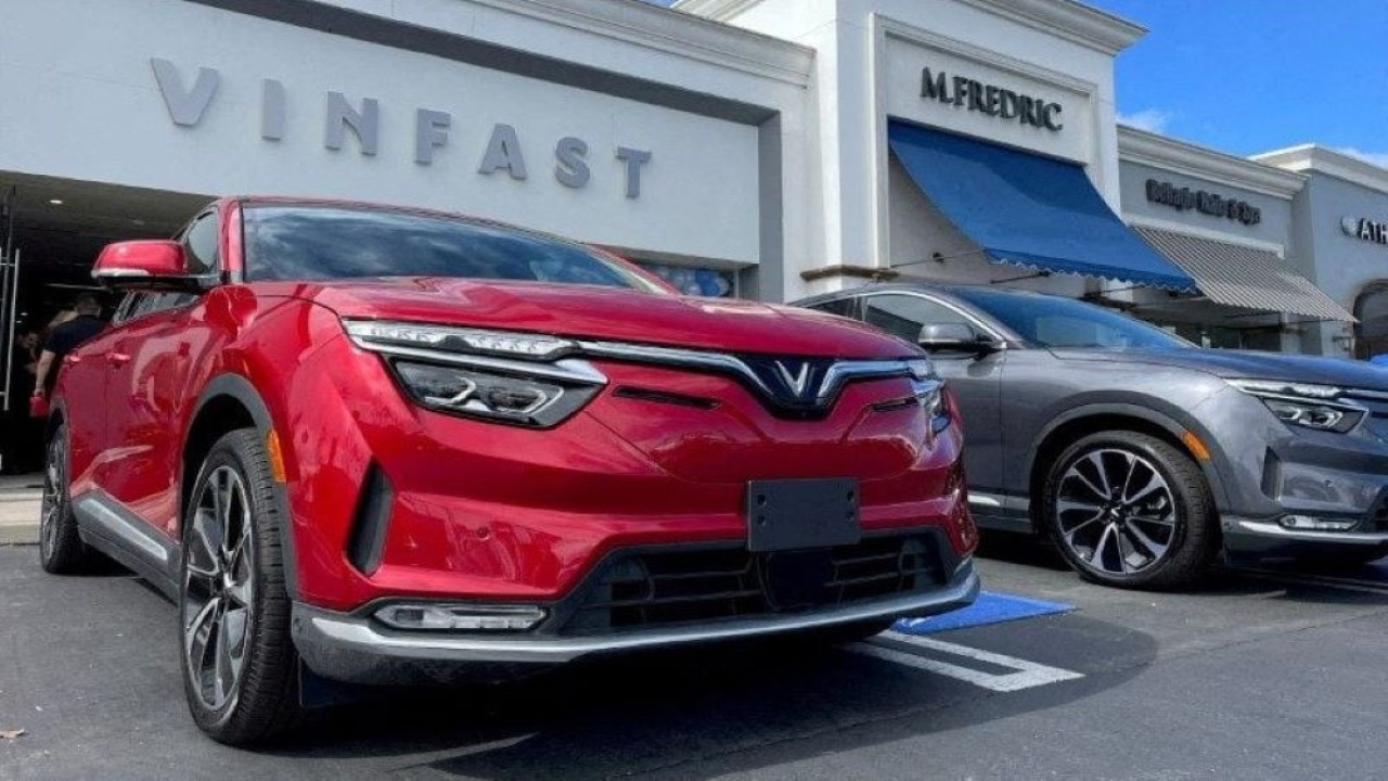 Kendaraan listrik VinFast diparkir sebelum dikirim ke pelanggan pertamanya di sebuah gerai di Los Angeles, California, Amerika Serikat, 1 Maret 2023. (Dok/Lisa Baertlein/Reuters)