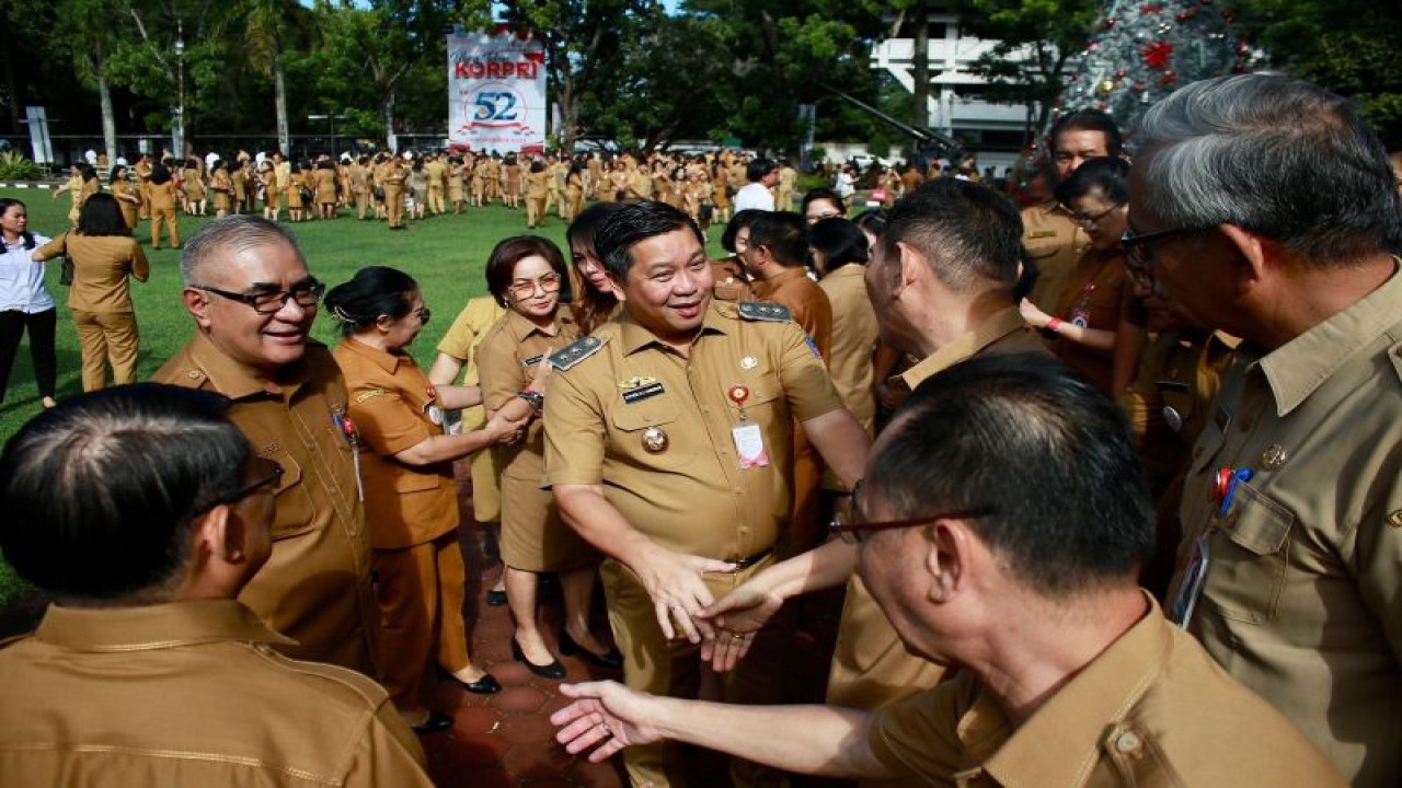 Wakil Gubernur Sulawesi Utara (Sulut) Steven O.E Kandouw mengajak aparatur sipil negara dan tenaga harian lepas di jajarannya menerapkan pola hidup sederhana menjelang natal dan tahun baru. (ANTARA/HO-DKIPS)