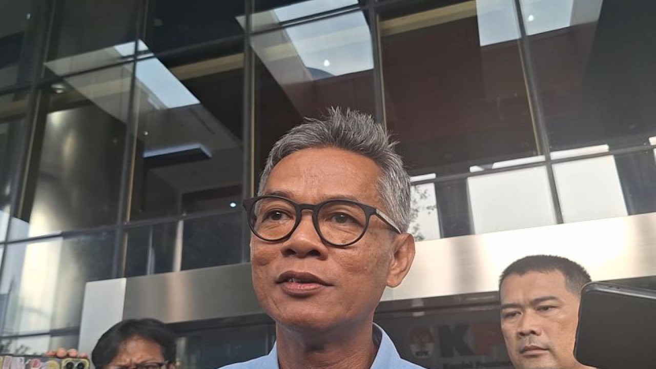 Mantan Anggota KPU Wahyu Setiawan berikan keterangan kepada wartawan usai diperiksa penyidik KPK terkait kasus suap Harun Masiku, di Gedung Merah Putih KPK, Jakarta Selatan, Kamis (28/12/2023). ANTARA/Fianda Sjofjan Rassat