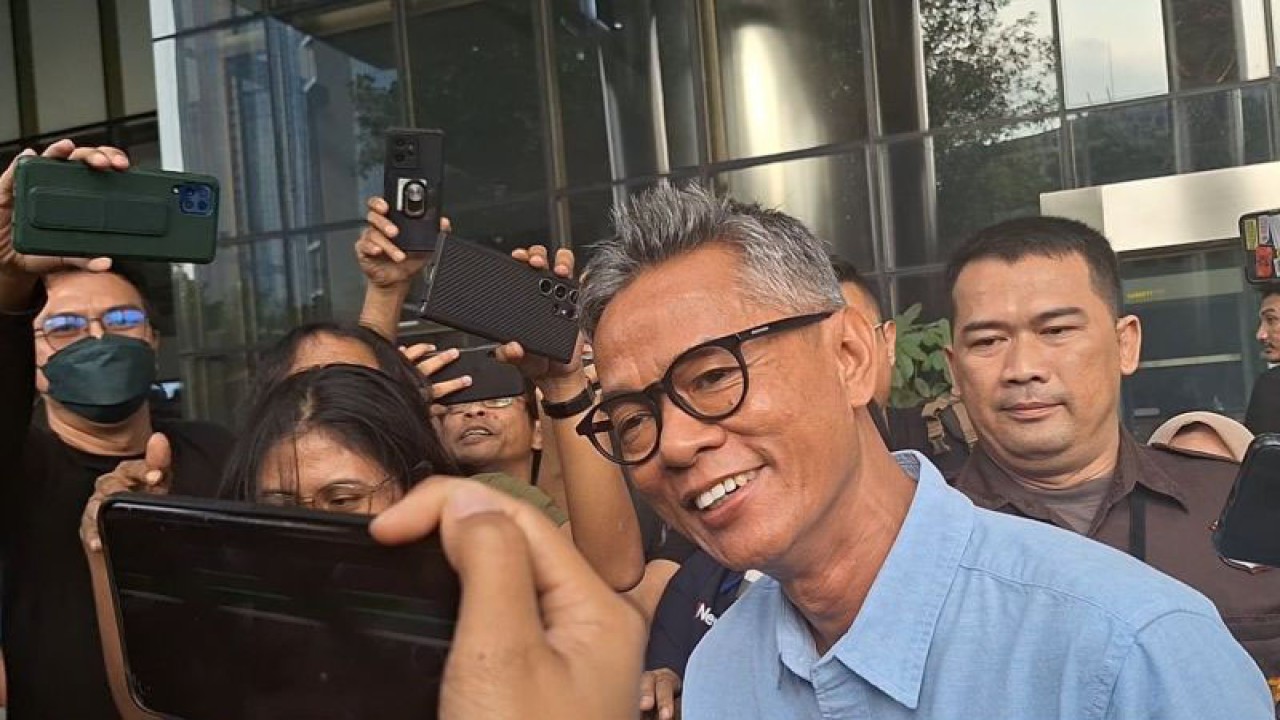Mantan Anggota KPU Wahyu Setiawan berikan keterangan kepada wartawan usai diperiksa penyidik KPK terkait kasus suap Harun Masiku, di Gedung Merah Putih KPK, Jakarta Selatan, Kamis (28/12/2023). ANTARA/Fianda Sjofjan Rassat