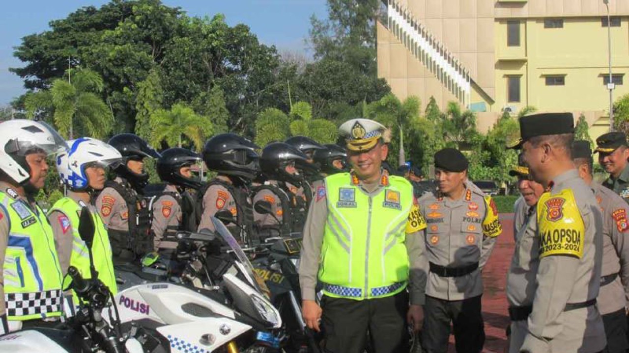 Wakapolda Aceh Brigjen Pol Armia Fahmi (kanan) mengecek personel dan peralatan untuk Operasi Lilin Seulawah di Mapolda Aceh, Banda Aceh, Kamis (21/12/2023). ANTARA/M Haris SA