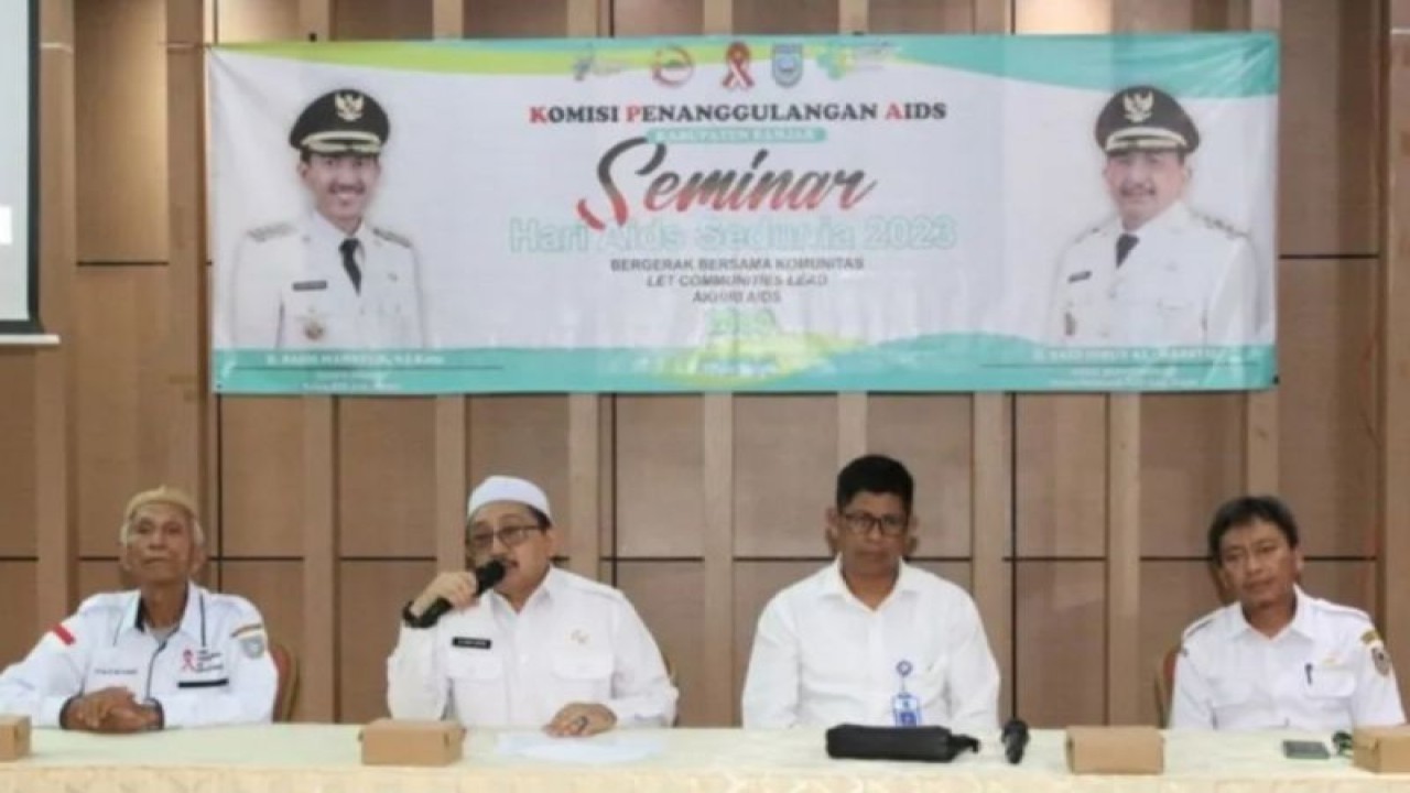 Wakil Bupati Banjar Said Idrus Al-Habsy (dua dari kiri) menyampaikan sambutan saat membuka seminar Hari AIDS sedunia 2023 yang digelar KPA Banjar, di Aula Kantor Bappeda Litbang, Rabu (6/12/2023). (ANTARA/HO-Kominfo Kabupaten Banjar)