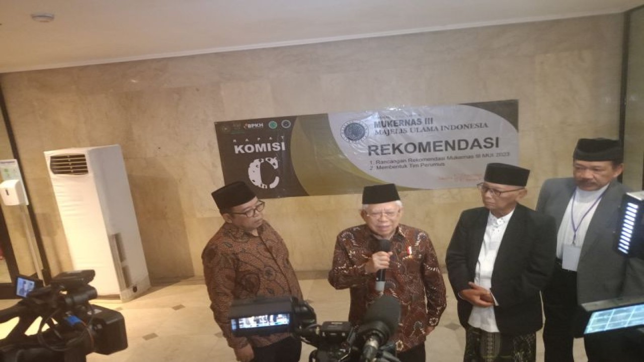 Wapres Ma'ruf Amin memberikan keterangan usai menghadiri Mukernas III MUI di Ancol, Jakarta, Jumat (1/12/2023). ANTARA/Rangga Pandu Asmara Jingga