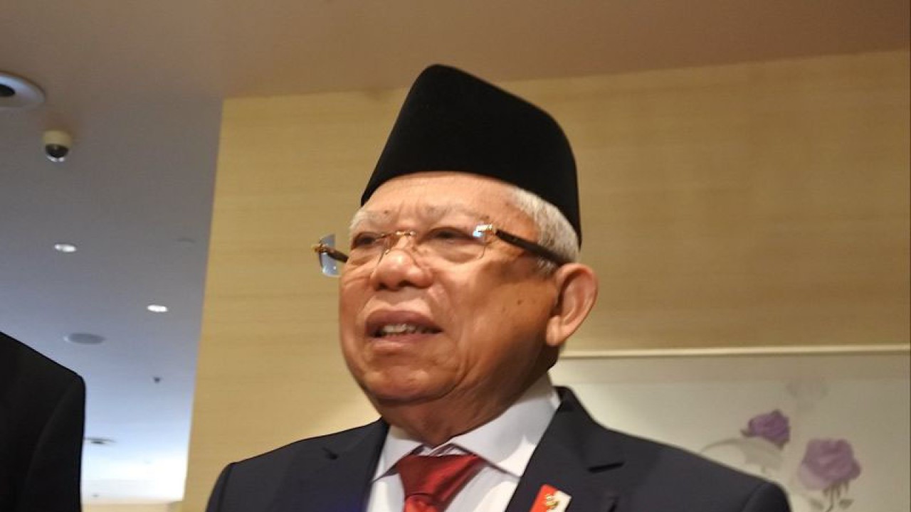 Wakil Presiden RI Ma’ruf Amin memberikan keterangan setelah menghadiri Dialog Kebangsaaan Wapres RI dengan Masyarakat Indonesia di Slovakia, Bratislava, Slovakia, Minggu (26/11/2023). (ANTARA/Indra Arief Pribadi)