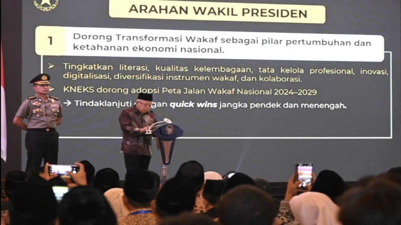 Wakil Presiden Ma'ruf Amin pada pembukaan Rapat Koordinasi Nasional Badan Wakaf Indonesia Tahun 2023 di Jakarta, Senin (4/12/2023). Ma'ruf menginstruksikan pemangku kepentingan utama perwakafan nasional agar bergegas mengoptimalkan upaya transformasi perwakafan. (ANTARA/HO-Sekretariat Wakil Presiden).