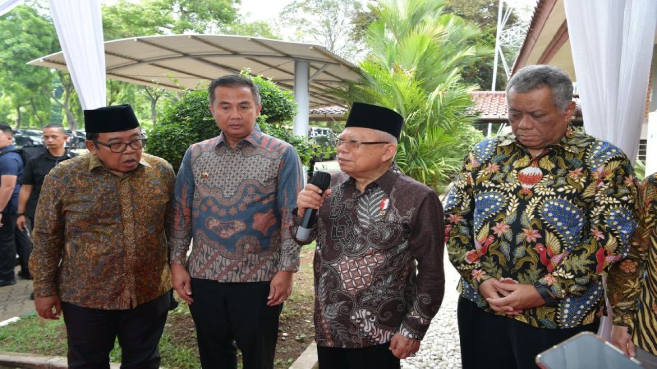 Wakil Presiden Ma'ruf Amin saat menyampaikan pernyataan dalam agenda Peluncuran Indonesia Sharia Economic Outlook (ISEO) 2024 dan Peresmian Universitas Indonesia Industrial Government (I-GOV) Ke-3 Tahun 2023 di Universitas Indonesia, Depok, Jawa Barat, Selasa (5/12/2023). ANTARA/HO-Sekretariat Wakil Presiden