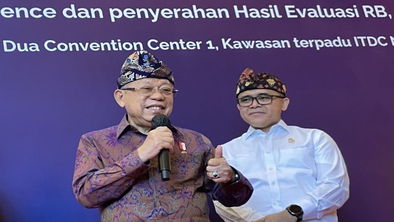 Wakil Presiden Ma’ruf Amin (kiri) menyampaikan keterangan pers usai acara Apresiasi dan Penyerahan Hasil Evaluasi Sistem Akuntabilitas Kinerja Instansi Pemerintah (SAKIP), Reformasi Birokrasi (RB), dan Zona Integritas (ZI) Tahun 2023 di Nusa Dua, Bali, Rabu (6/12/2023). (ANTARA/Yashinta Difa)