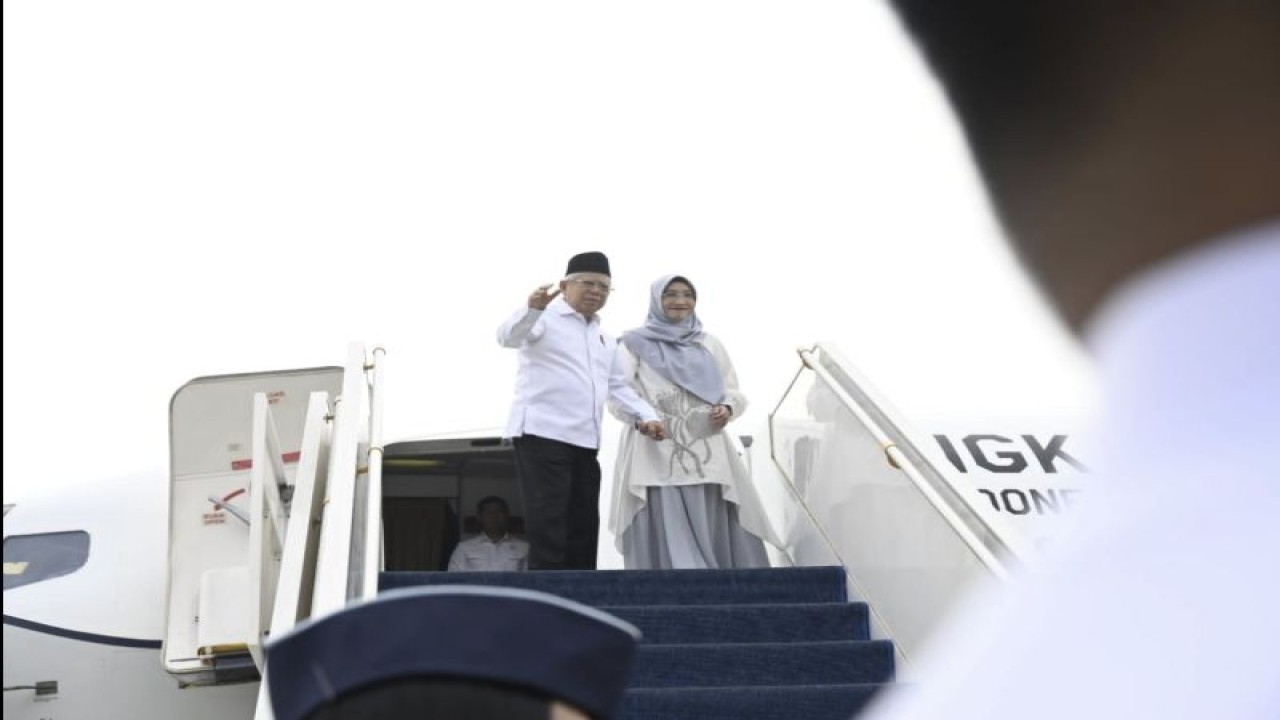 Wakil Presiden (Wapres) Ma’ruf Amin beserta Wury Ma'ruf Amin bertolak menuju Jawa Timur dari Pangkalan Udara (Lanud) TNI AU Halim Perdanakusuma, Jakarta Timur, menggunakan pesawat khusus kepresidenan Boeing 737-400 TNI AU, Jumat (22/12/2023). (ANTARA/HO-Setwapres)
