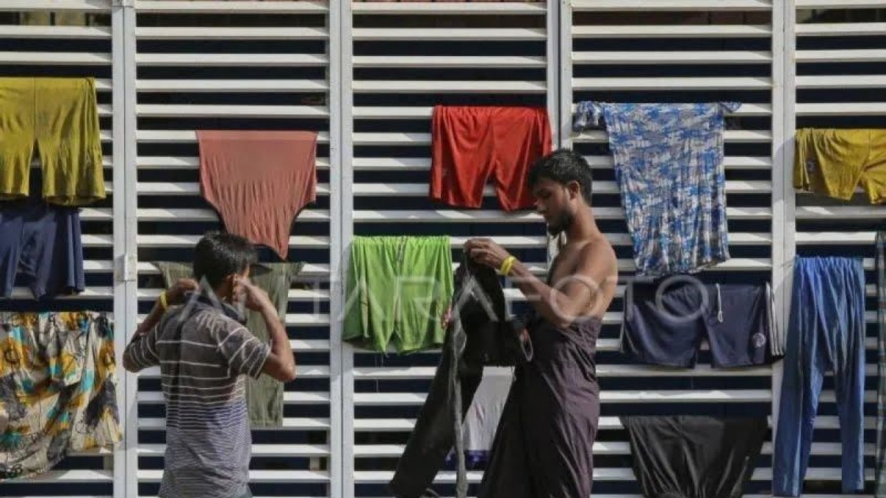 Imigran etnis Rohingya menjemur pakaian di kawasan Balai Meseuraya Aceh, Banda Aceh, Aceh, Senin (11/12/2023). (Dok ANTARA)