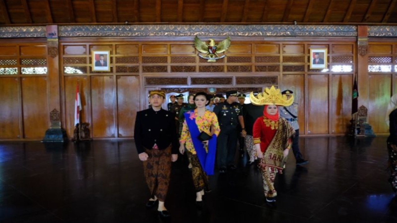 Wali Kota Surakarta Gibran Rakabuming Raka (kiri) saat akan mengikuti Upacara Peringatan Hari Bela Negara di Balai Kota Surakarta, Jawa Tengah, Selasa (19/12/2023). ANTARA/HO-Humas Pemkot Surakarta