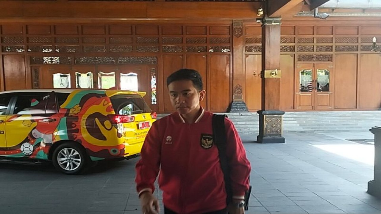 Wali Kota Surakarta Gibran Rakabuming Raka tiba di Balai Kota Surakarta, Jawa Tengah, Kamis (14/12/2023). ANTARA/Aris Wasita