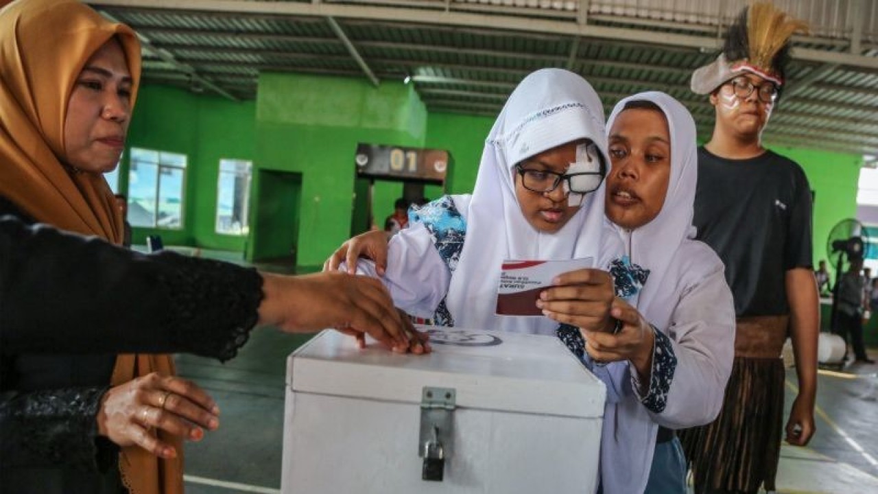 Seorang siswa penyandang disabilitas memasukkan surat suara ke dalam kotak pada kegiatan pemilihan ketua OSIS sistem pemilu di SLB Negeri Semarang, Jawa Tengah, Kamis (7/12/2023). (ANTARA FOTO/Makna Zaezar/wpa.)