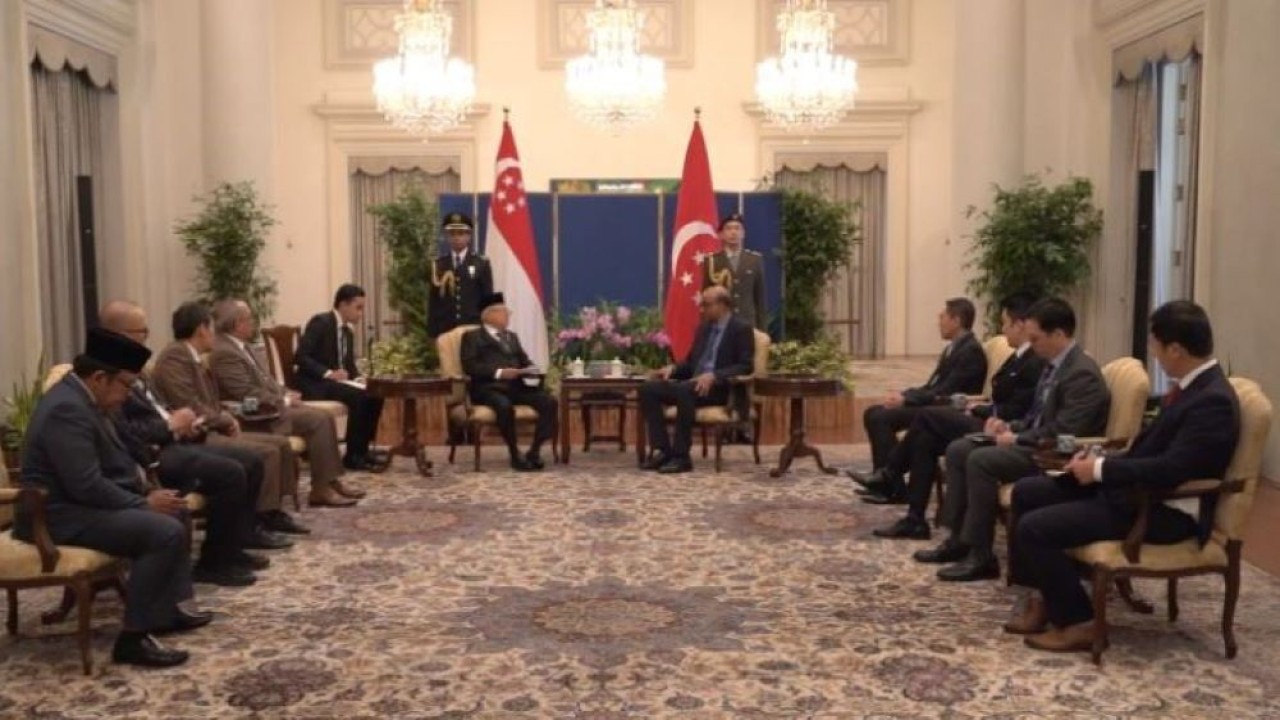 Saat bertemu Wakil Presiden KH Ma'ruf Amin, Presiden Singapura Tharman Shanmugaratnam mengambil kesempatan untuk bertanya langsung mengenai kondisi politik Indonesia menjelang Pemilu 2024. (EP-BPMI Setwapres)