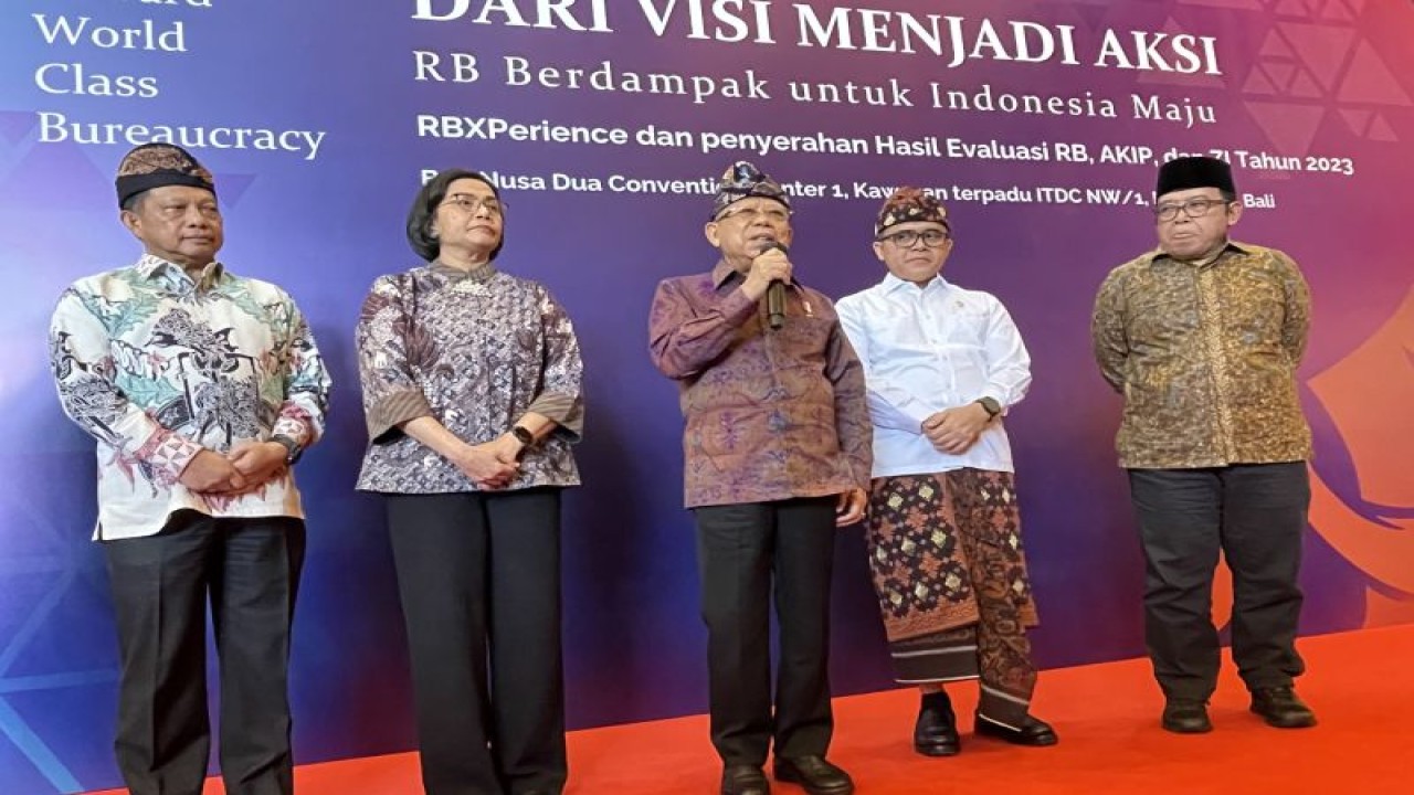Wakil Presiden Ma’ruf Amin menyampaikan keterangan pers usai acara Apresiasi Dan Penyerahan Hasil Evaluasi Sistem Akuntabilitas Kinerja Instansi Pemerintah (SAKIP), Reformasi Birokrasi (RB), Dan Zona Integritas (ZI) Tahun 2023 di Nusa Dua, Bali, Rabu (6/12/2023). (ANTARA/Yashinta Difa)