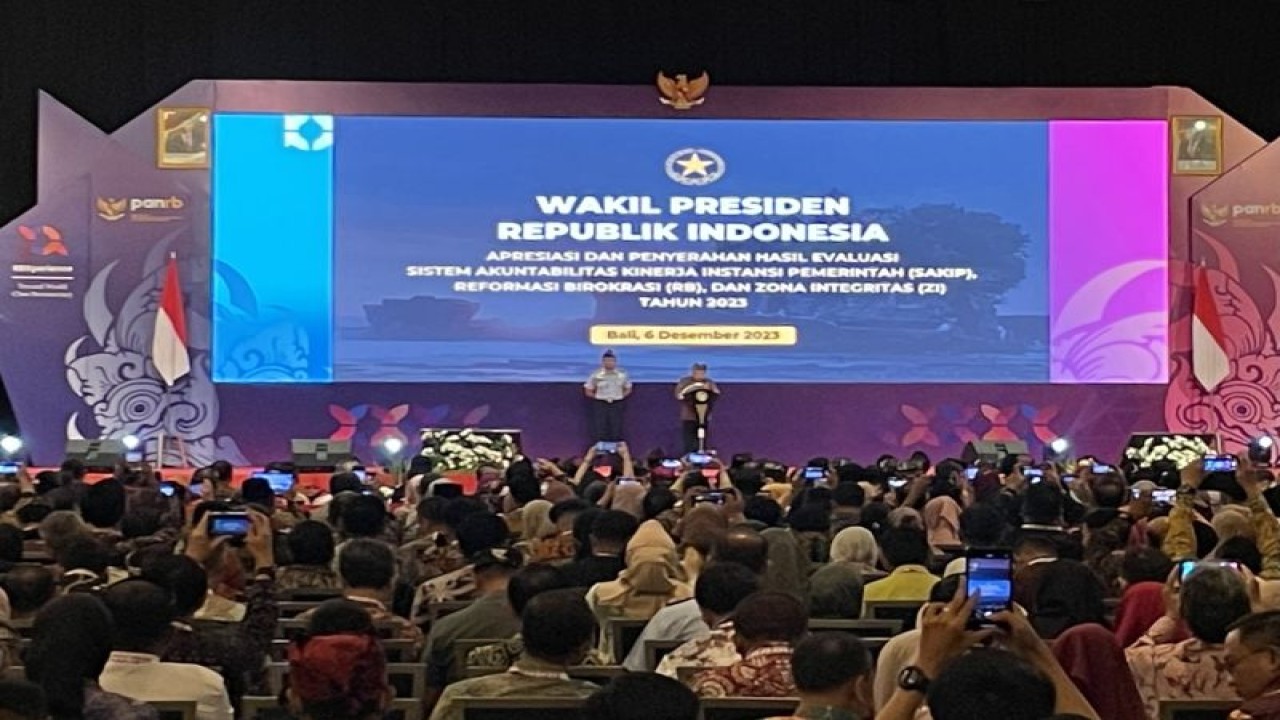 Wakil Presiden Ma’ruf Amin menyampaikan pidato dalam acara Apresiasi Dan Penyerahan Hasil Evaluasi Sistem Akuntabilitas Kinerja Instansi Pemerintah (SAKIP), Reformasi Birokrasi (RB), Dan Zona Integritas (ZI) Tahun 2023 di Nusa Dua, Bali, Rabu (6/12/2023). (ANTARA/Yashinta Difa)