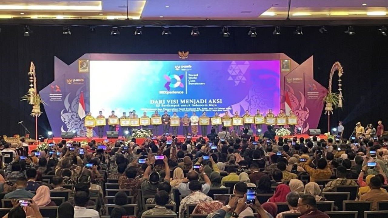 Wakil Presiden Ma’ruf Amin menghadiri acara penyerahan penghargaan hasil evaluasi Sistem Akuntabilitas Kinerja Instansi Pemerintah (SAKIP), Reformasi Birokrasi (RB), Dan Zona Integritas (ZI) Tahun 2023 di Nusa Dua, Bali, Rabu (6/12/2023). (ANTARA/Yashinta Difa)