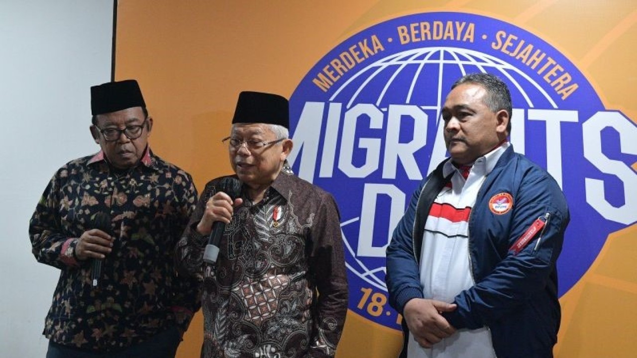 Wakil Presiden Ma'ruf Amin memberikan keterangan kepada wartawan usai menghadiri Puncak Acara Hari Pekerja Migran Internasional 2023 di Tennis Indoor Gelora Bung Karno, Jakarta, Senin (18/12/2023). ANTARA/HO-BPMI Setwapres