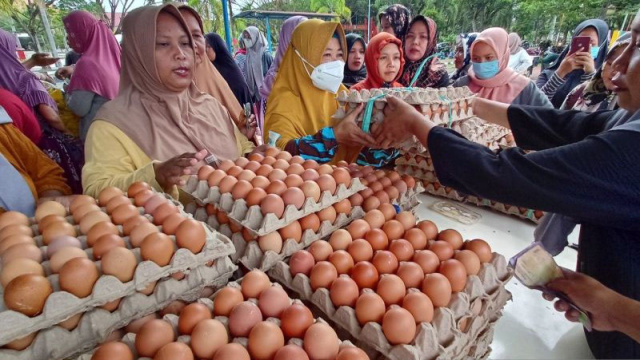 Arsip- warga antusias berbelanja di kegiatan gerakan pangan murah yang diselenggarakan Dinas Ketahanan Pangan Parigi Moutong di Parigi, Jumat (24/11/2023). ANTARA/Moh Ridwan